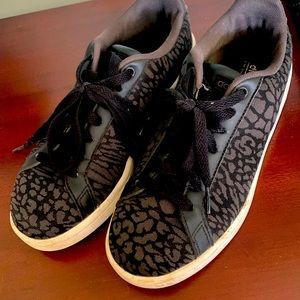 Adidas black tennis shoes